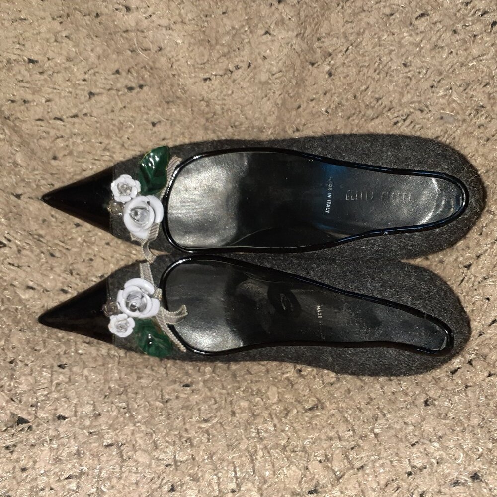 MIU MIU-Black Tweed Pointed-Toe Pump w/ Floral Design on Patent Toe-Sz 38.5-EX - Picture 6 of 8